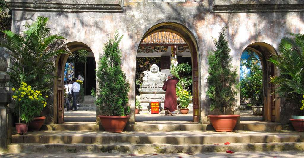 Ein Mann steht vor einem buddhistischen Tempel