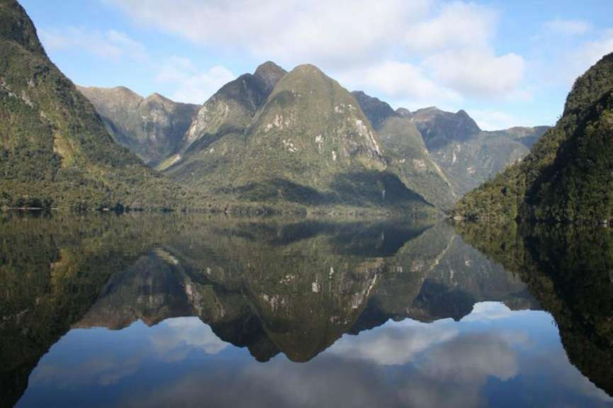 Eine Bergkette spiegelt sich in einem See