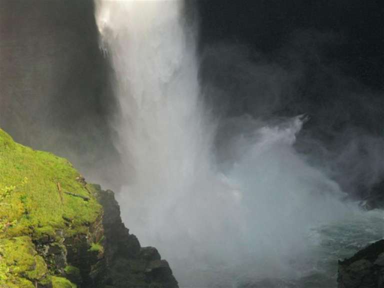 Ein Wasserfall stürzt in einen Fluss