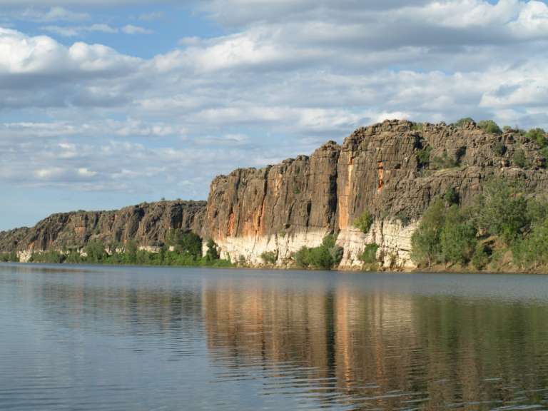 Ein großer Fluss mit einer Klippe im Hintergrund