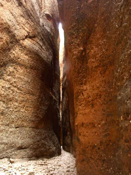 Die Sonne scheint durch die Felsen in einer Schlucht