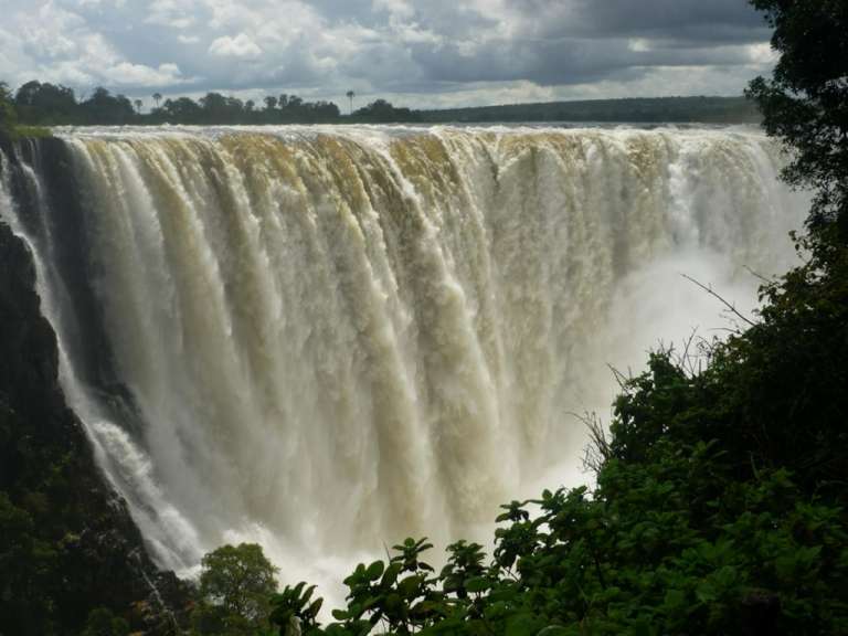 Ein riesiger Wasserfall mit einem bewölkten Himmel im Hintergrund