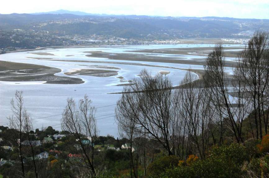 Die Lagune von Knysna bei Ebbe