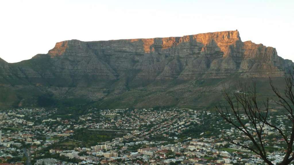 Eine Stadt mit einem großen Berg im Hintergrund