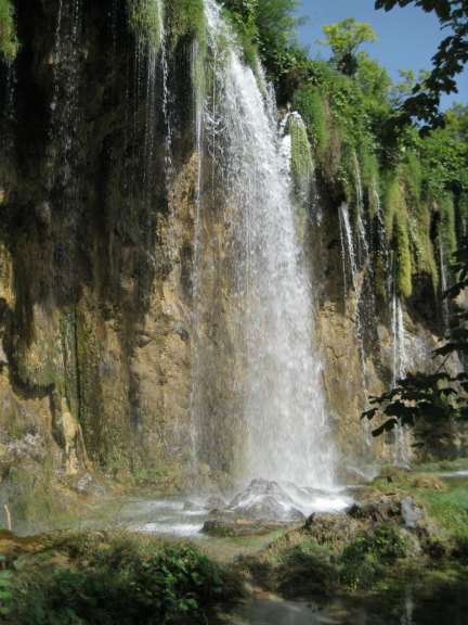 Ein Wasserfall stürzt in einen kleinen Teich