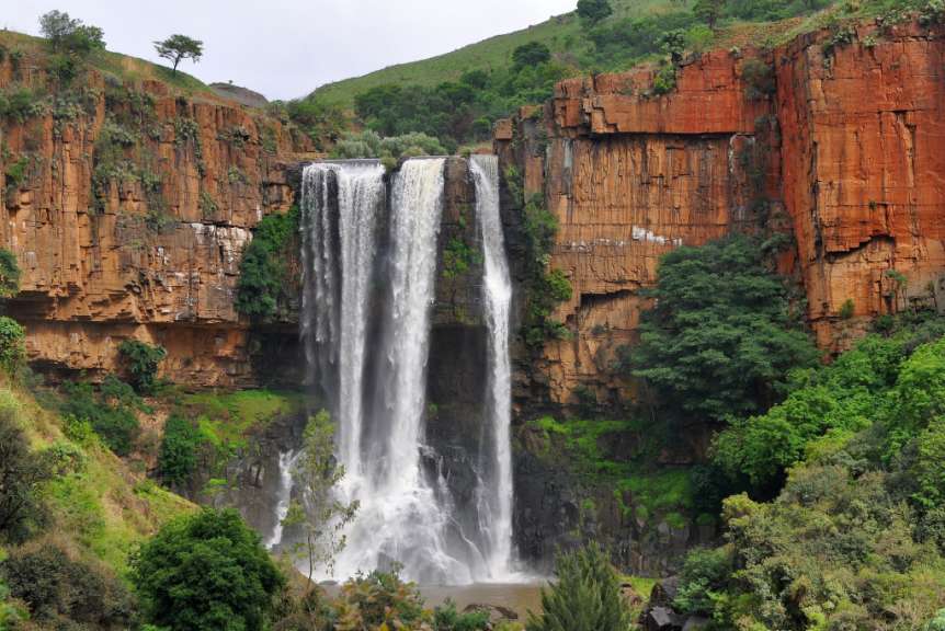 Ein Wasserfall inmitten einer üppigen grünen Landschaft