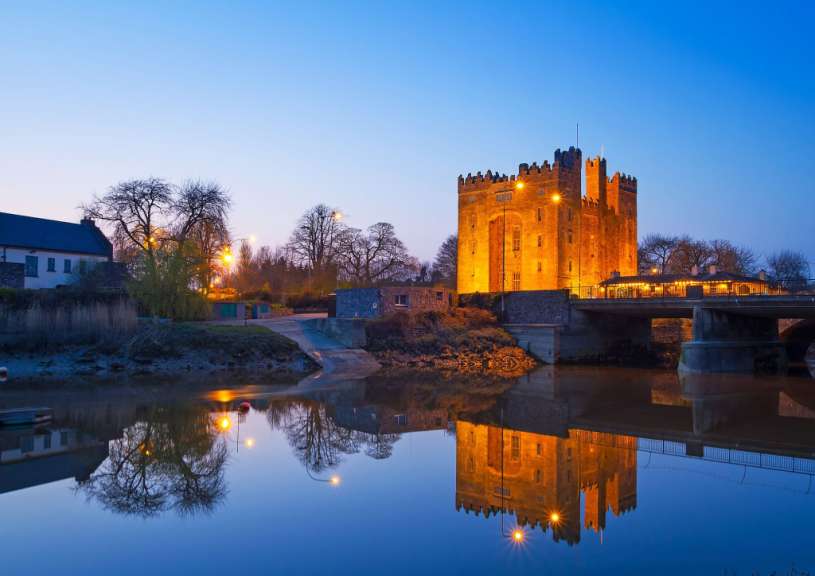 Ein altes Schloss spiegelt sich in einem Fluss