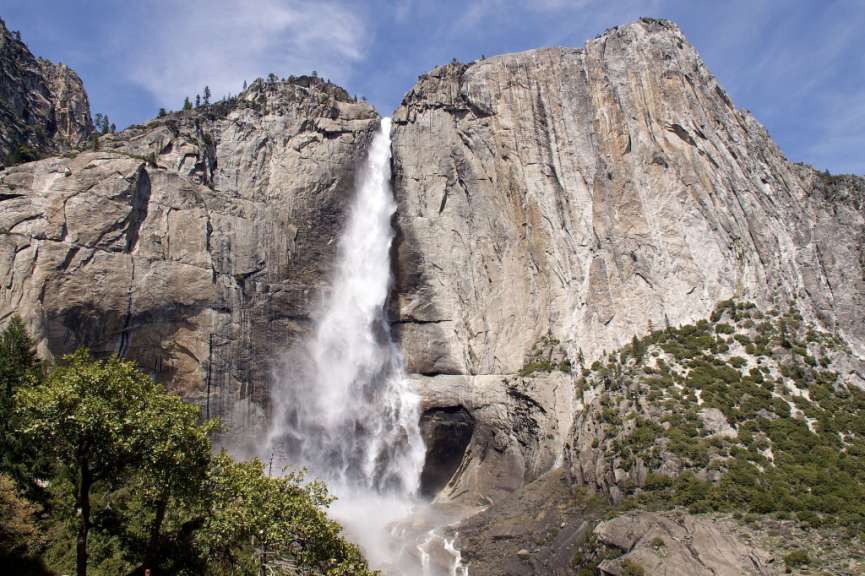 Ein Wasserfall inmitten einer felsigen Klippe