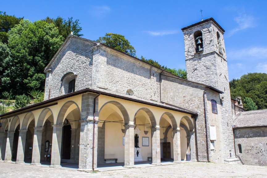 Eine sehr alte Kirche mit einem Glockenturm
