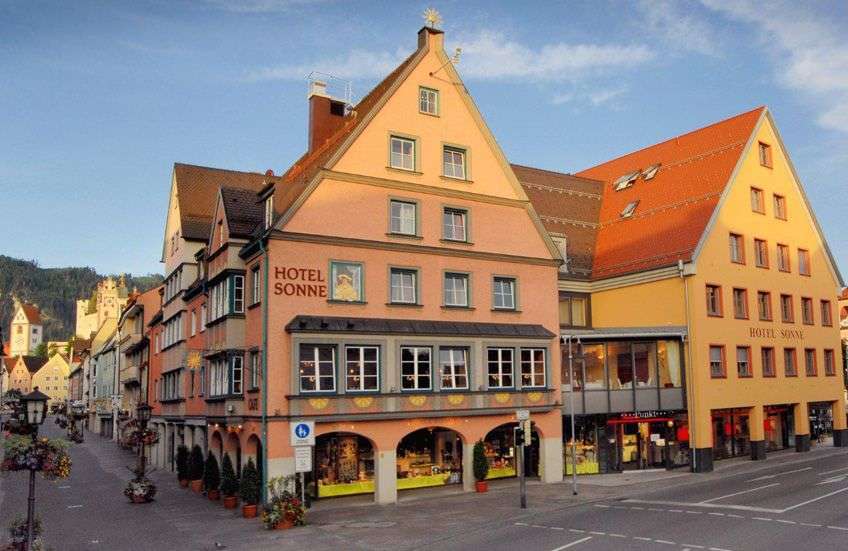 Ein Gebäude mit der Aufschrift Hotel Sonne darauf