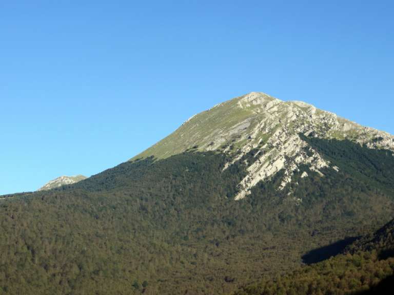 Ein Berg mit einem blauen Himmel dahinter