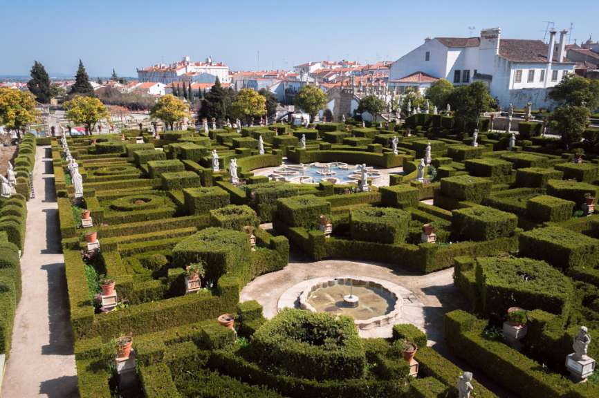 Ein labyrinthförmiger Garten mit einem Brunnen in der Mitte