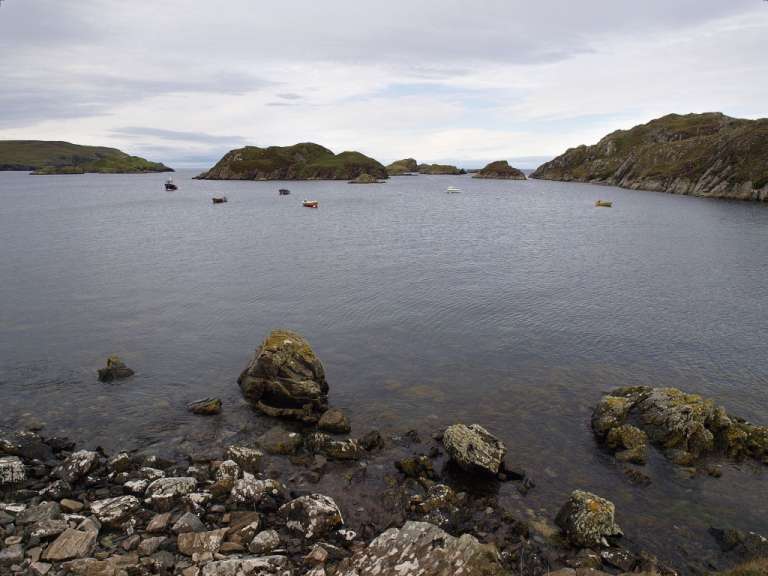 Ein Fluss mit vielen kleinen Booten im Wasser