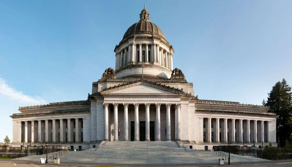 Ein großes Gebäude mit einer Kuppel und den Worten „ washington state capitol “ darauf