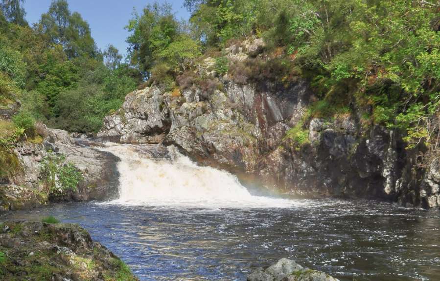 Ein Wasserfall stürzt in einen Fluss