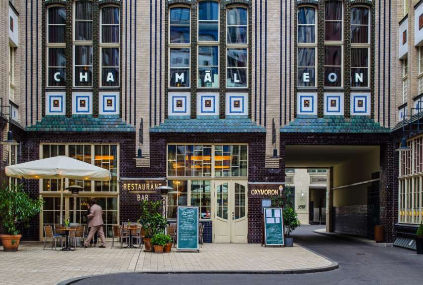 Ein Gebäude mit einem Restaurant und einem Bar davor