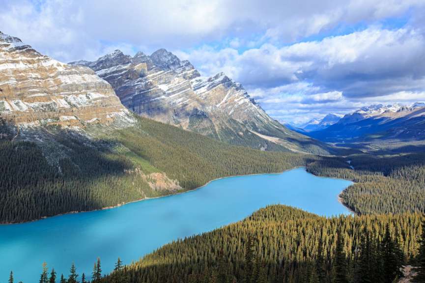 Ein blauer See umgeben von Bäumen und Bergen