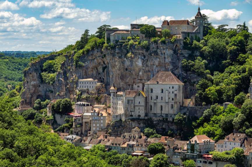 Klebt an Felsen über der Schlucht: Rocamadour