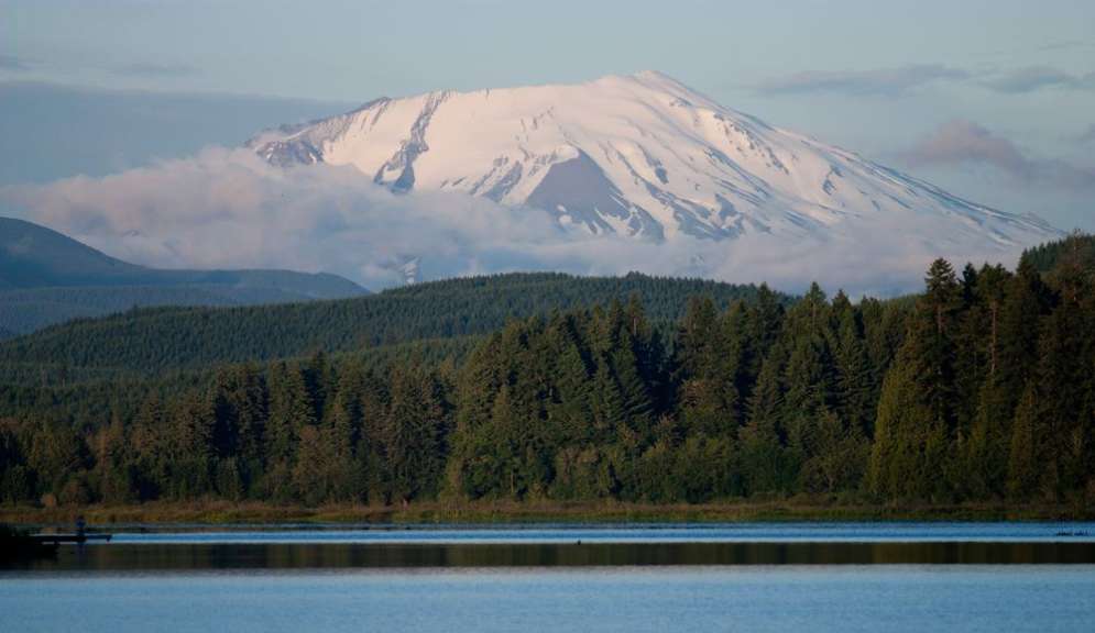 Ein See mit einem schneebedeckten Berg im Hintergrund