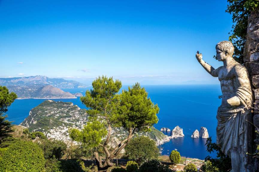 Eine Statue steht auf einem Hügel mit Blick auf das Meer