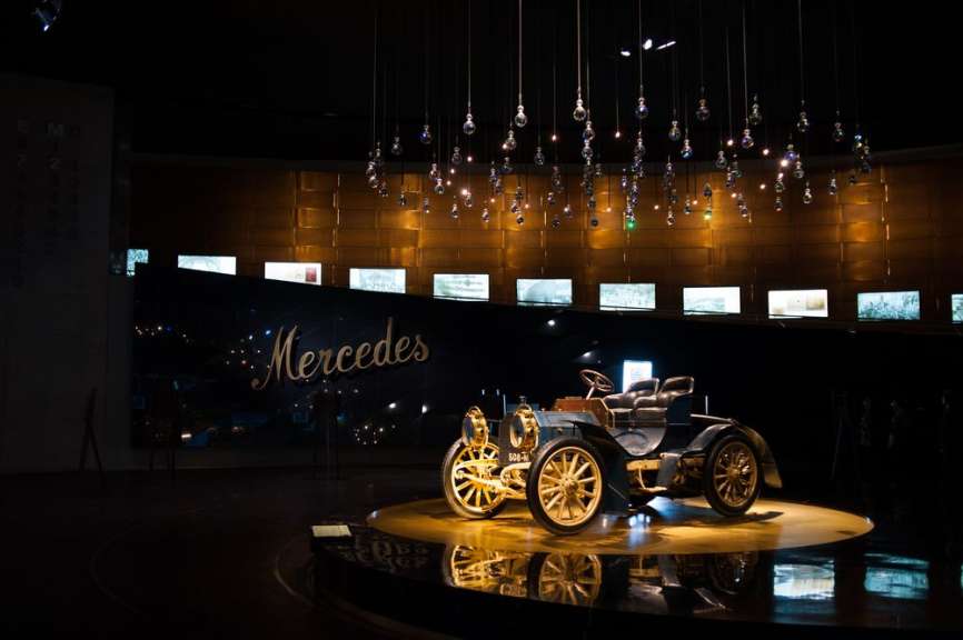 Ein altes mercedes-Auto steht in einem dunklen Raum