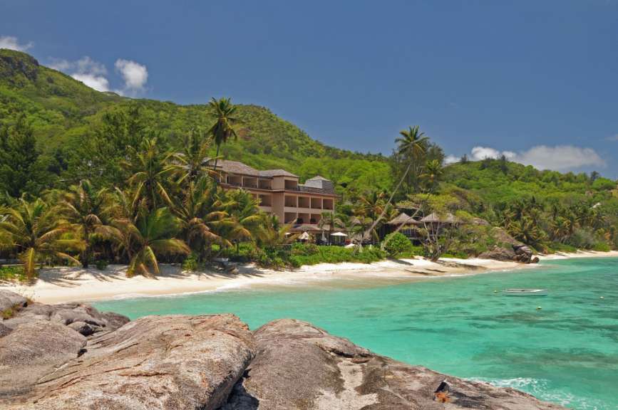 Ein Strand mit einem großen Gebäude im Hintergrund