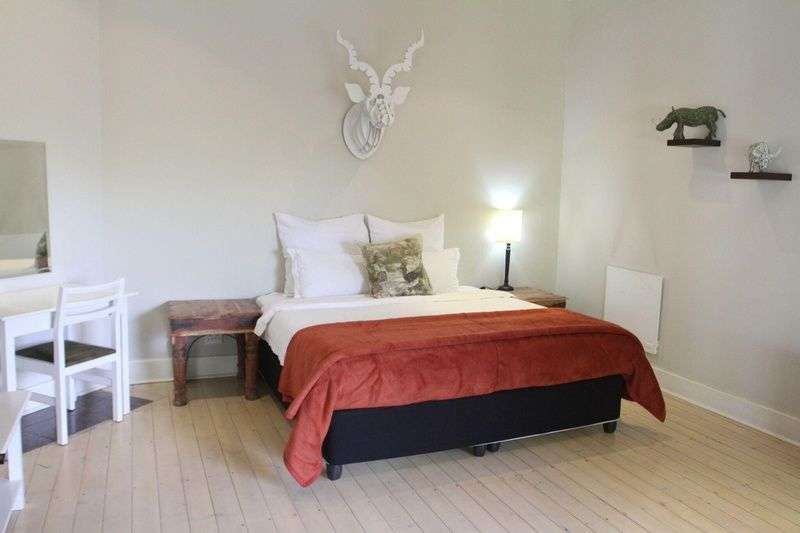 Ein Schlafzimmer mit einem Bett und einem Schreibtisch