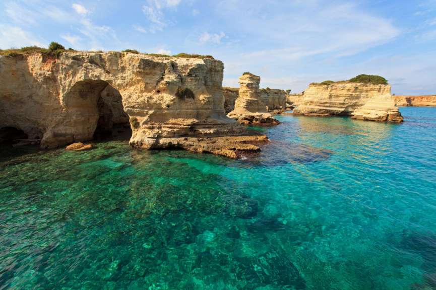 Ein großer Felsen in der Mitte des Ozeans
