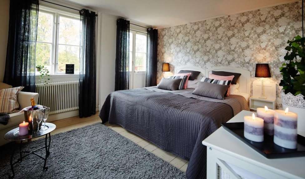 Ein Schlafzimmer mit einem Bett und einem Tisch mit Kerzen