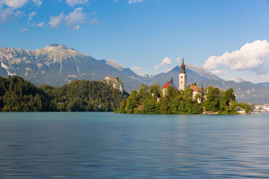 Eine Kirche sitzt auf einer kleinen Insel in einem See