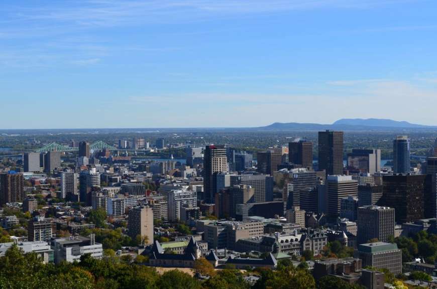Eine Stadt mit vielen Gebäuden und Bergen im Hintergrund