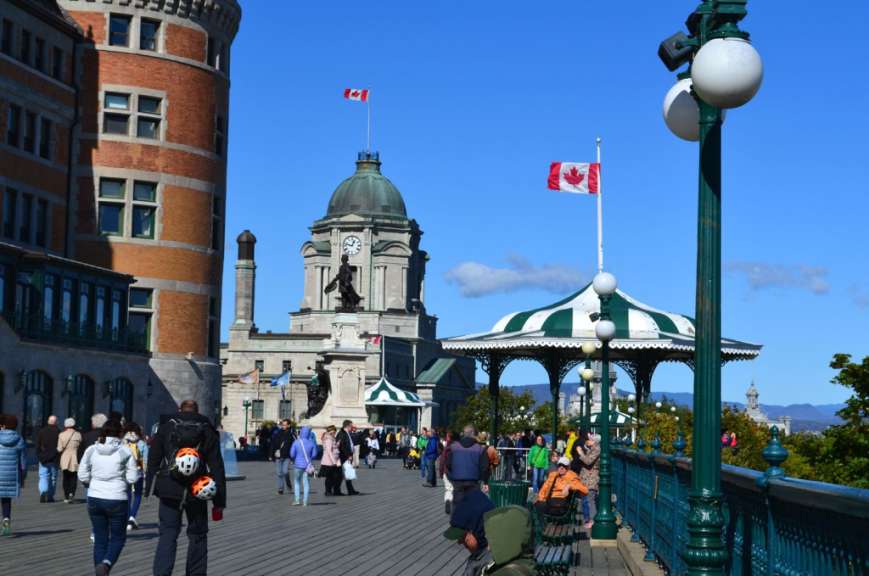 Eine kanadische Flagge hängt an einem Fahnenmast