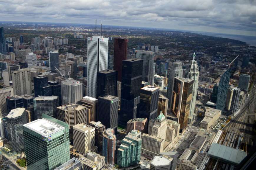 Eine sehr große Stadt mit vielen Gebäuden und einem sehr hohen Gebäude in der Mitte