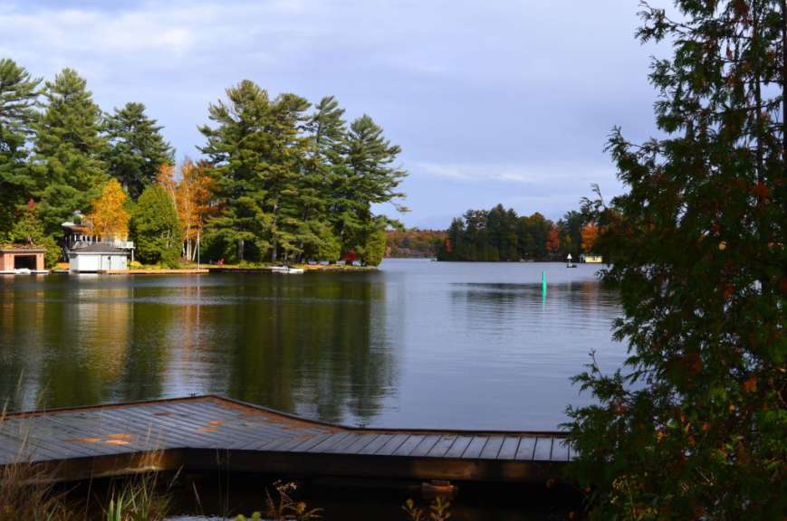 Ein See mit einem kleinen Haus am Ufer