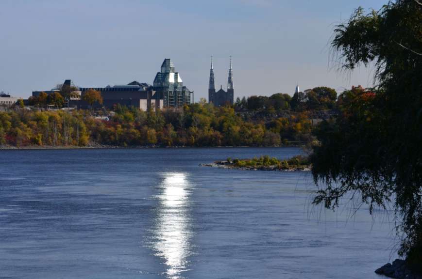 Ein Fluss mit einer Stadt im Hintergrund