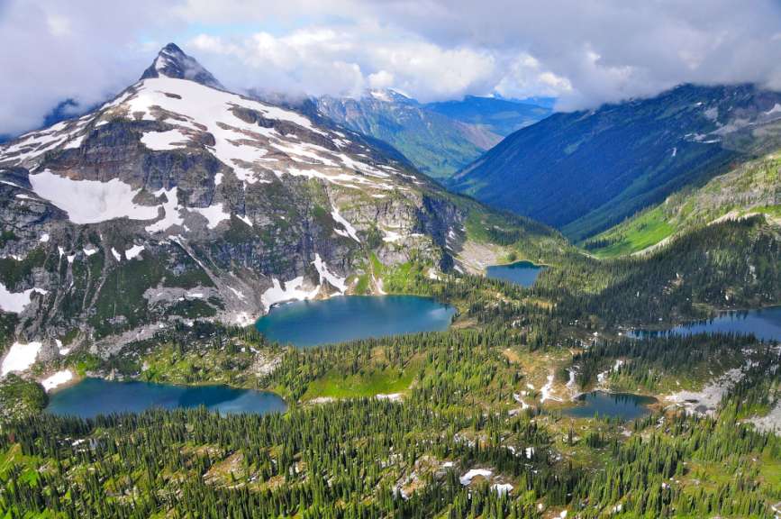 Eine Bergkette mit vielen Seen und Bäumen