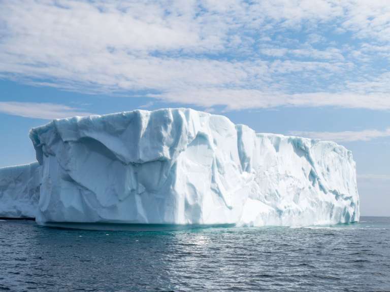 Ein großer Eisberg schwimmt im Ozean