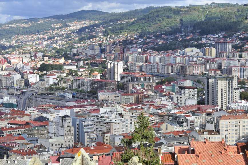 Eine Stadt mit vielen Gebäuden und roten Dächern
