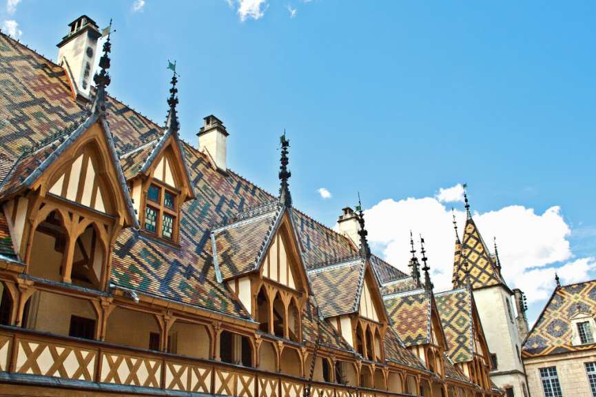 Eine Reihe von Gebäuden mit bunten Dächern