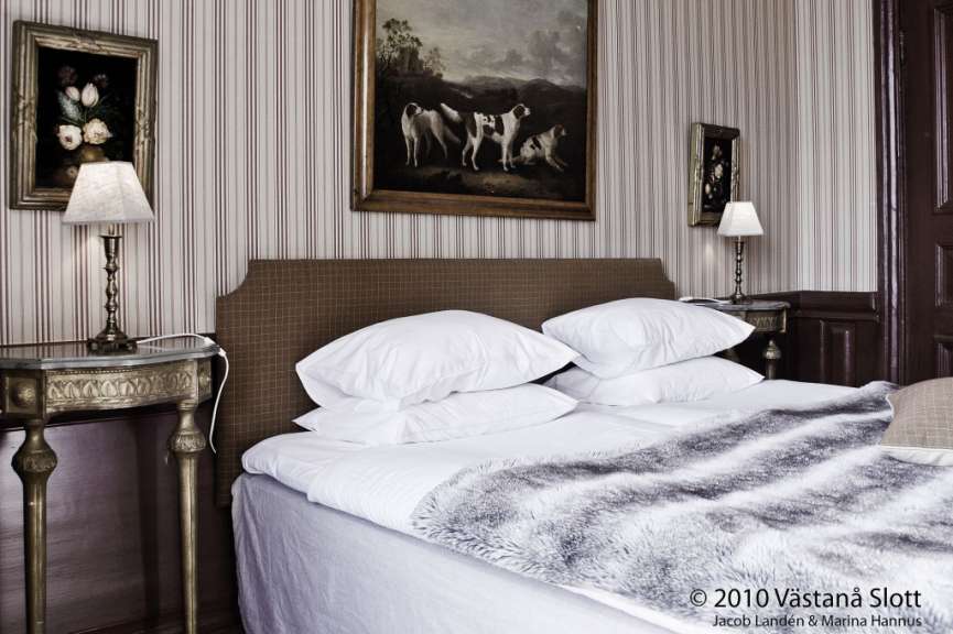 Ein Schlafzimmer mit einem Gemälde an der Wand