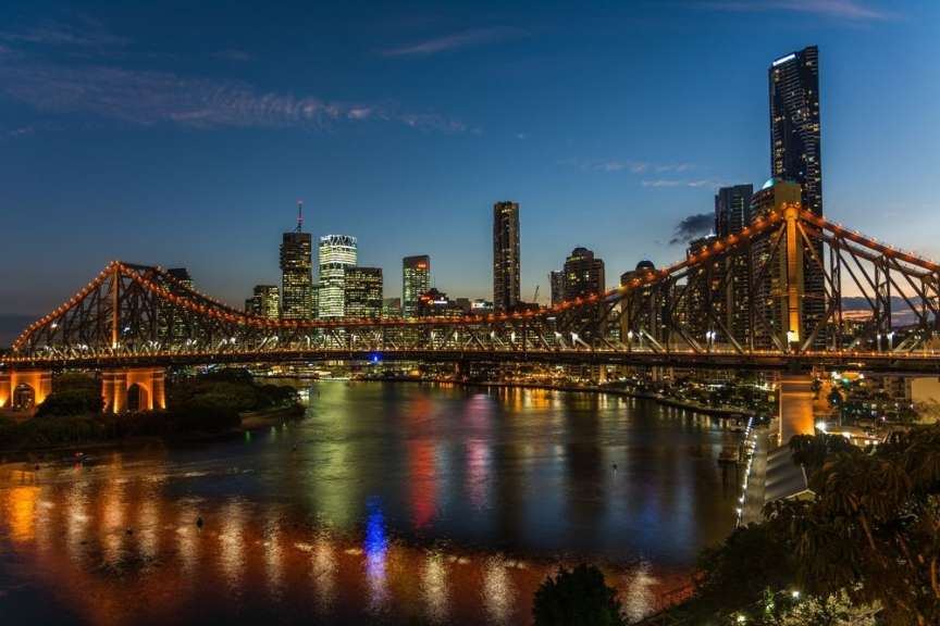 Eine Brücke über einen Fluss mit einer Stadt im Hintergrund