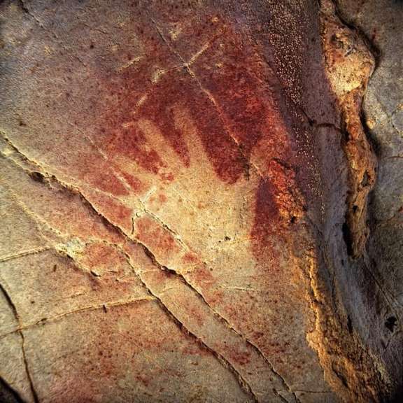 Eine Nahaufnahme einer Felswand mit einem Handabdruck darauf
