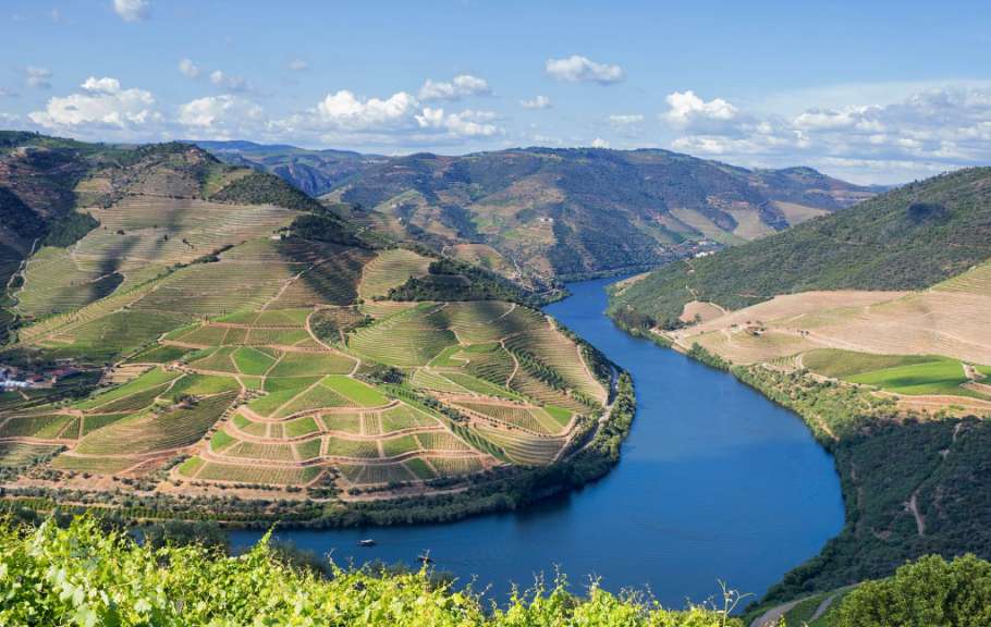 Ein Fluss, der mitten in einem Tal fließt