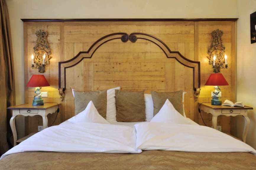 Ein Schlafzimmer mit einem Bett und zwei Nachttischen