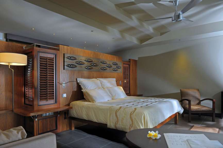 Ein Hotelzimmer mit einem Bett und einem Stuhl