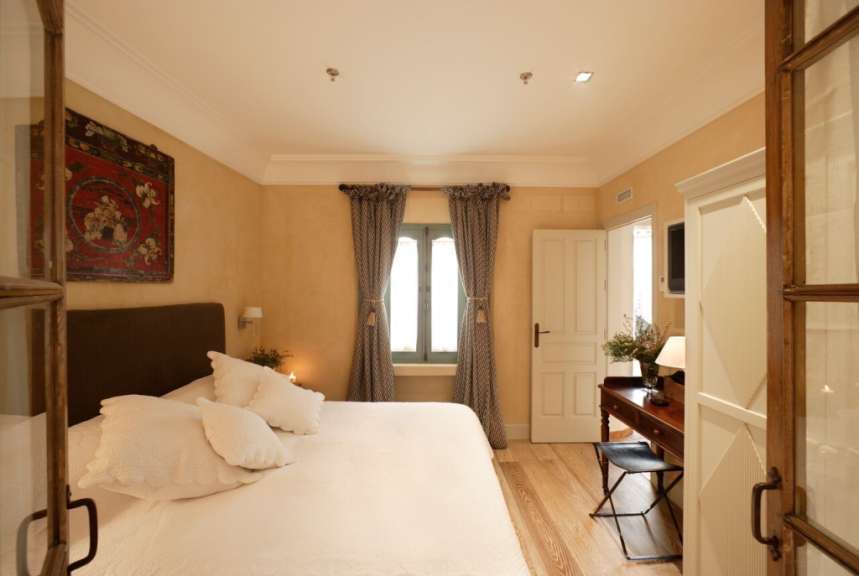 Ein Schlafzimmer mit einem Bett und einem Schreibtisch