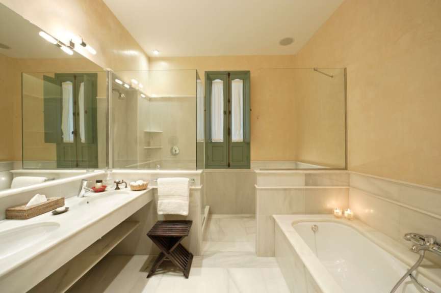 Ein Badezimmer mit zwei Waschbecken und einer Badewanne