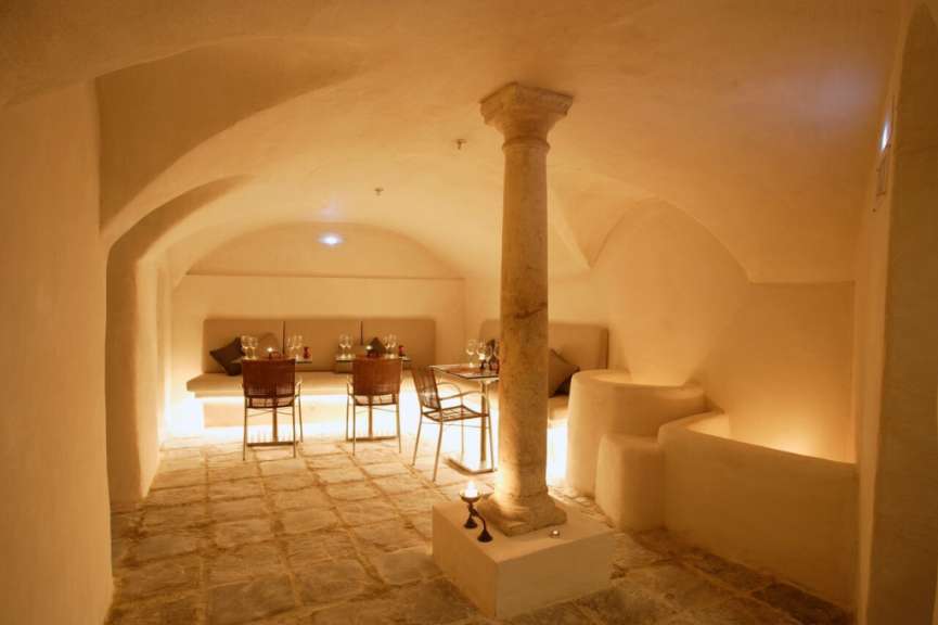 Ein Raum mit Tischen und Stühlen und einem Steinsäulen