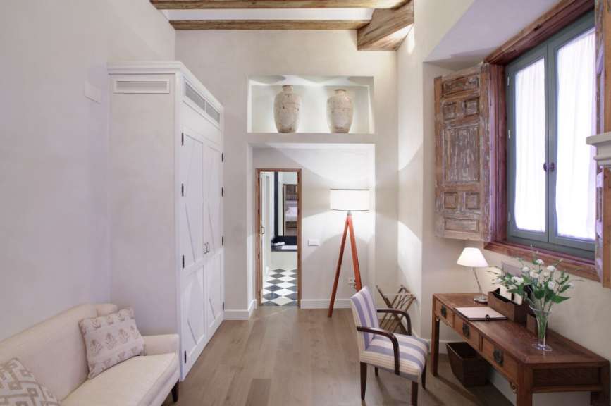 Ein Raum mit einem Schreibtisch und einem Stuhl