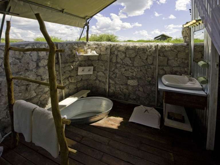 Ein Badezimmer mit einer Badewanne und einem Waschbecken